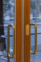 황동 손잡이와 원목이 빚어낸 고급 한식당 입구